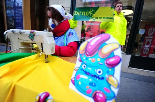 Công bố chấn động về chất độc hại trong quần áo, giày dép trẻ em ảnh 1