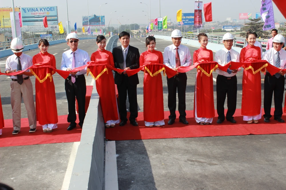 Thông xe cầu vượt ngã tư Vũng Tàu và cầu Hóa An ảnh 1