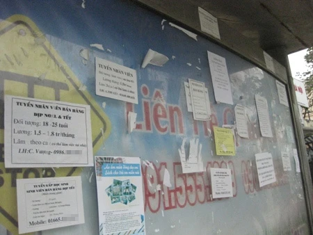 Bảng tin&nbsp;với&nbsp;rất nhiều&nbsp;giấy tuyển việc làm cận Tết