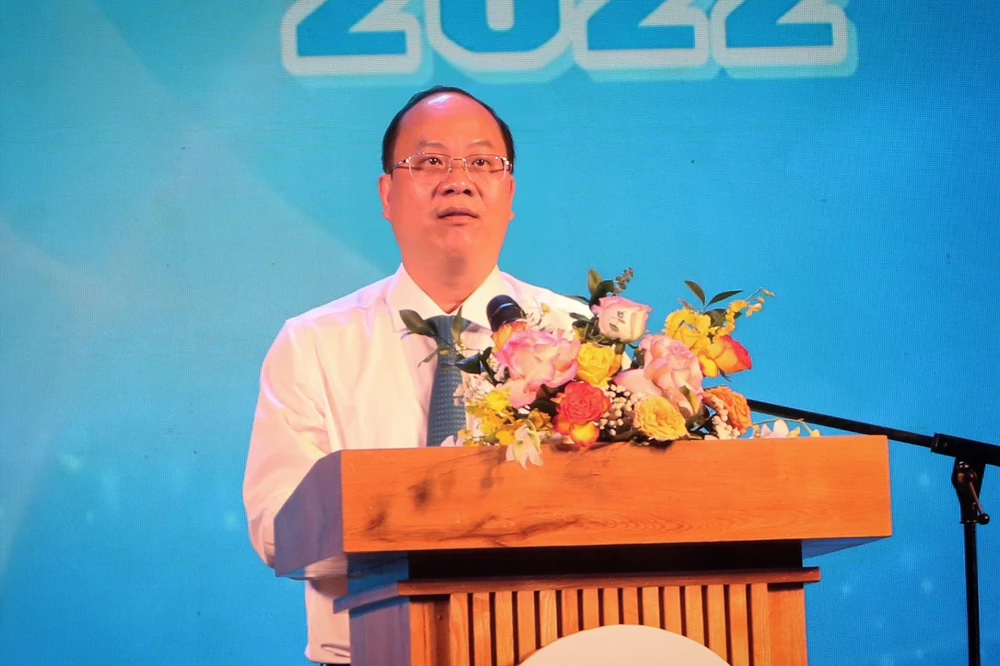 Phó bí thư Thành ủy TP.HCM Nguyễn Hồ Hải phát biểu chúc mừng các thủ khoa tại buổi lễ. Ảnh: TÚ NGÂN