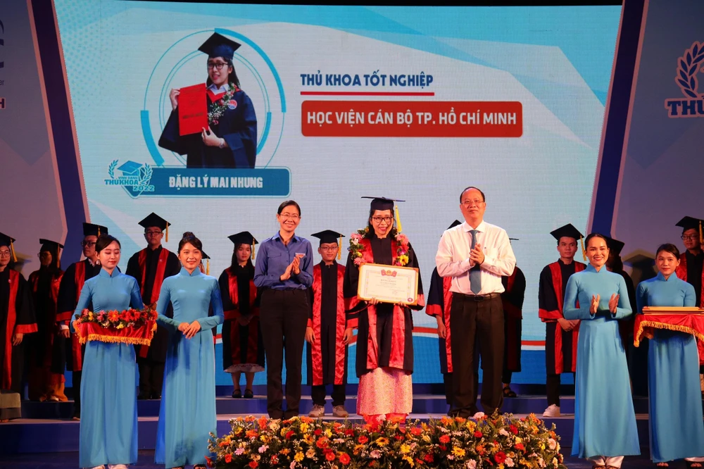 Phó bí thư Thành ủy TP.HCM Nguyễn Hồ Hải và Bí thư Thành đoàn TP.HCM Phan Thị Thanh Phương trao bằng khen cho thủ khoa tốt nghiệp. Ảnh VÕ THƠ