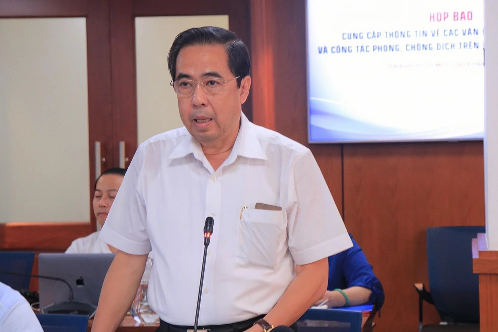 Ông Nguyễn Văn Lâm, Phó Giám đốc Sở Lao động Thương binh và Xã hội TP.HCM thông tin tại buổi họp báo. Ảnh: TÚ NGÂN