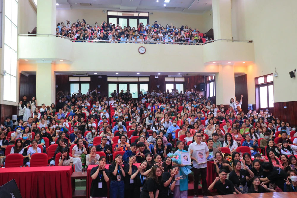 Buổi trò chuyện thu hút hơn 400 sinh viên trong và ngoài trường đến tham gia. Ảnh: VÕ THƠ Buổi trò chuyện thu hút hơn 400 sinh viên trong và ngoài trường đến tham gia. Ảnh: VÕ THƠ