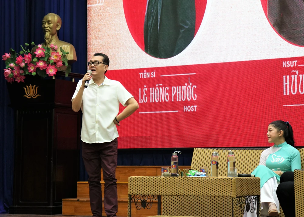 NSƯT Hữu Châu chia sẻ cách truyền đạt ngôn ngữ hình thể cho các bạn sinh viên. Ảnh: VÕ THƠ NSƯT Hữu Châu chia sẻ cách truyền đạt ngôn ngữ hình thể cho các bạn sinh viên. Ảnh: VÕ THƠ