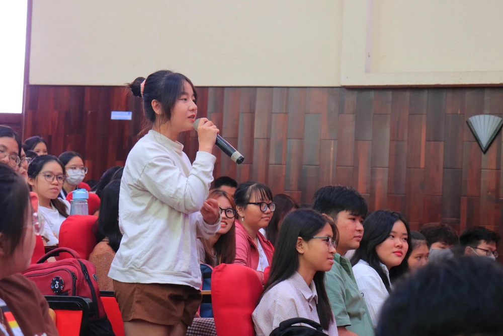 Nhiều sinh viên trăn trở về cách sử dụng ngôn ngữ hình thể phù hợp trong từng hoàn cảnh. Ảnh: VÕ THƠ Nhiều sinh viên trăn trở về cách sử dụng ngôn ngữ hình thể phù hợp trong từng hoàn cảnh. Ảnh: VÕ THƠ