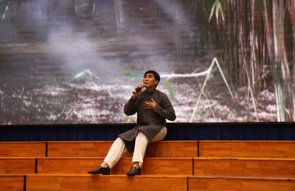 TS Lê Hồng Phước, phó trưởng khoa ngữ văn Pháp, Trường ĐH Khoa học xã hội và Nhân văn TP.HCM góp vui với tiết mục “Dạ cổ hoài lang”. Ảnh: VÕ THƠ TS Lê Hồng Phước, phó trưởng khoa ngữ văn Pháp, Trường ĐH Khoa học xã hội và Nhân văn TP.HCM góp vui với tiết mục “Dạ cổ hoài lang”. Ảnh: VÕ THƠ