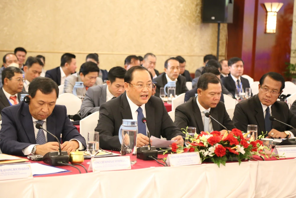 Phó Thủ tướng Lào Sonexay Siphandone trao đổi tại diễn đàn.