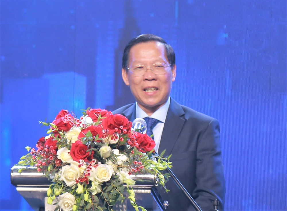 Chủ tịch UBND TP.HCM Phan Văn Mãi cảm ơn những đóng góp của cộng đồng doanh nhân trẻ. Ảnh: T.N