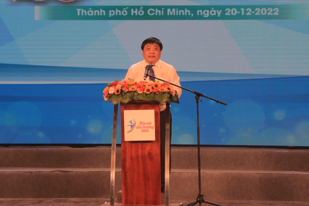 Tổng Biên tập báo Tuổi Trẻ Lê Thế Chữ phát biểu động viên các tân sinh viên tại buổi trao học bổng. Ảnh: V.T