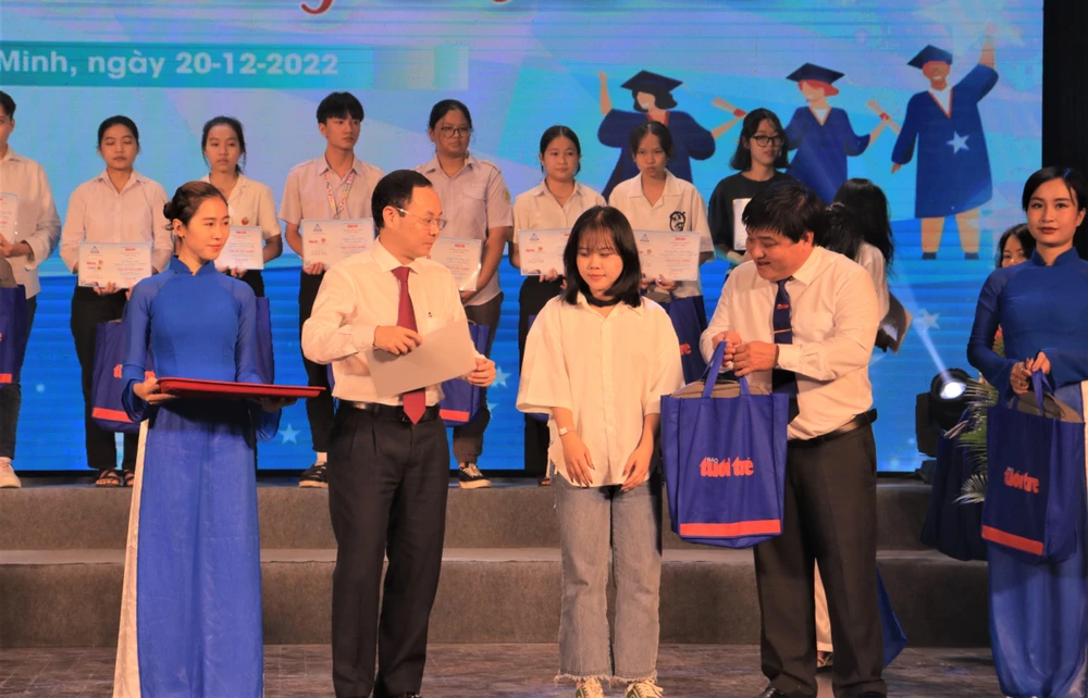 Phó Bí thư Thành ủy TP.HCM Nguyễn Văn Hiếu và Tổng Biên tập báo Tuổi Trẻ Lê Thế Chữ trao học bổng cho tân sinh viên. Ảnh: V.T