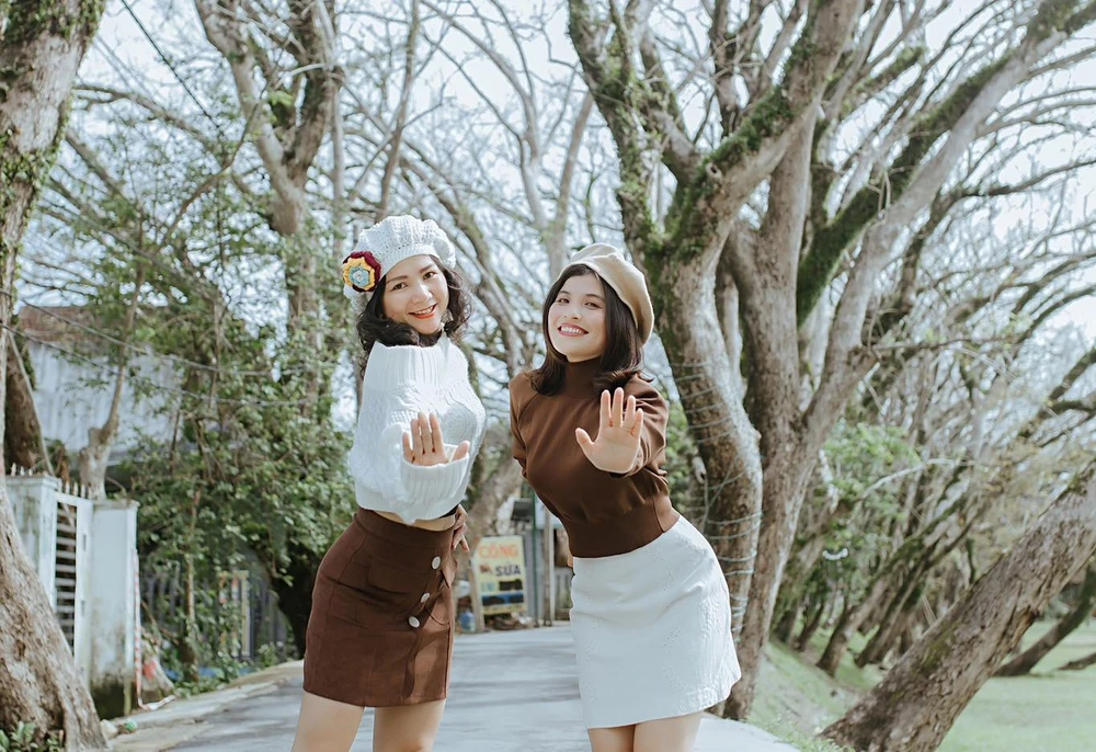 Chị Nguyễn Phụng (trái) cùng bạn thân lên đồ check-in tại hàng sưa. Ảnh: N.P