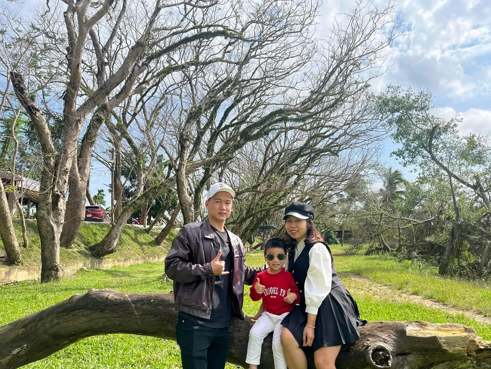 Gia đình chị Anh Thơ cùng lưu giữ những bức ảnh đẹp dưới hàng sưa cuối đông. Ảnh: A.T