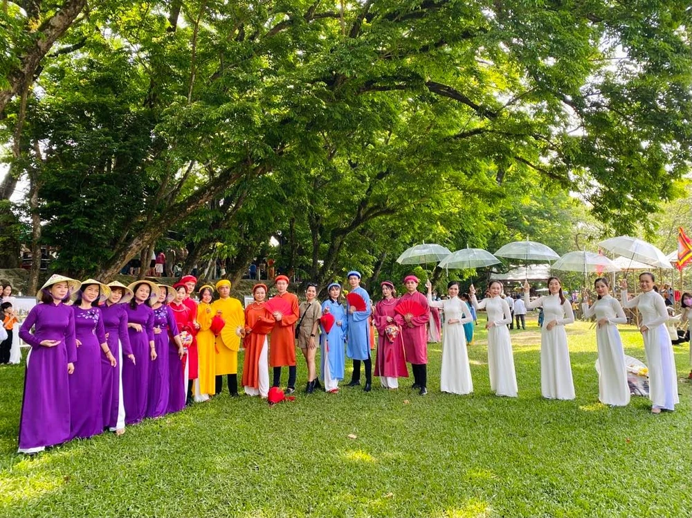 Lễ hội mùa hoa sưa được tổ chức hằng năm thu hút đông đảo khách tham quan đến TP Tam Kỳ. Ảnh: N.P