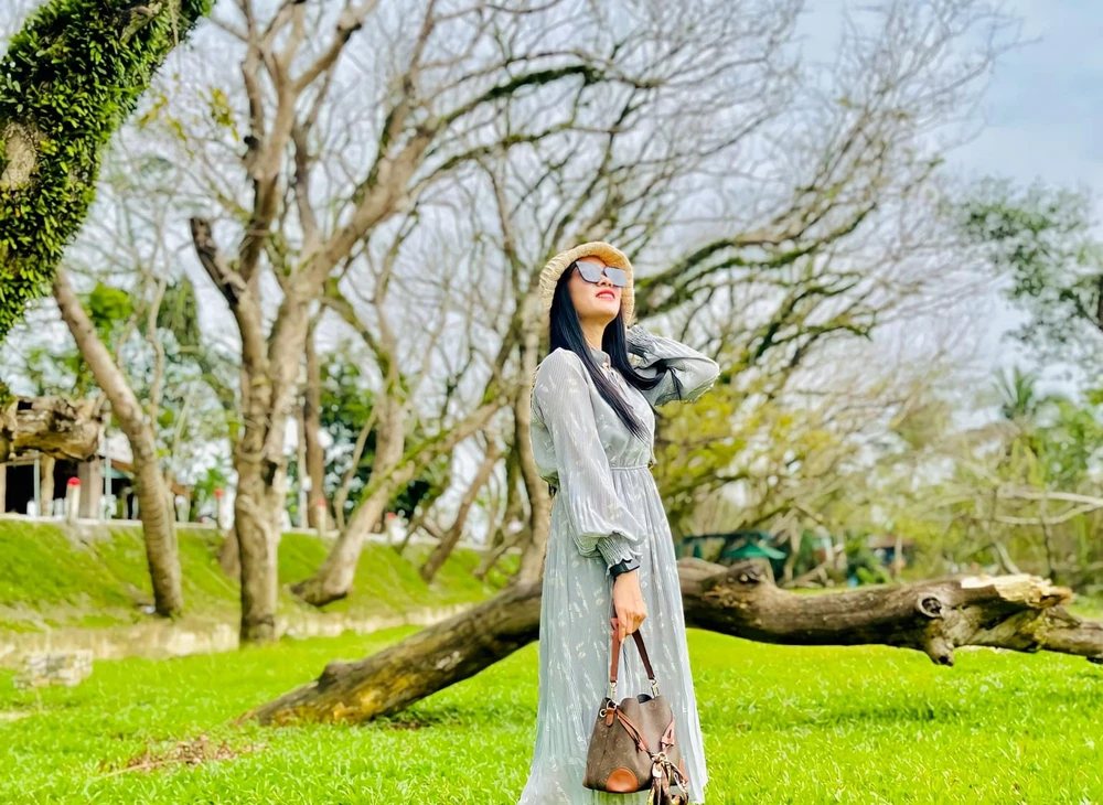 Vườn Cừa thu hút nhiều bạn trẻ đến check-in, tản bộ dưới tiết trời se lạnh và khung cảnh tựa trời Tây. Ảnh: C.N