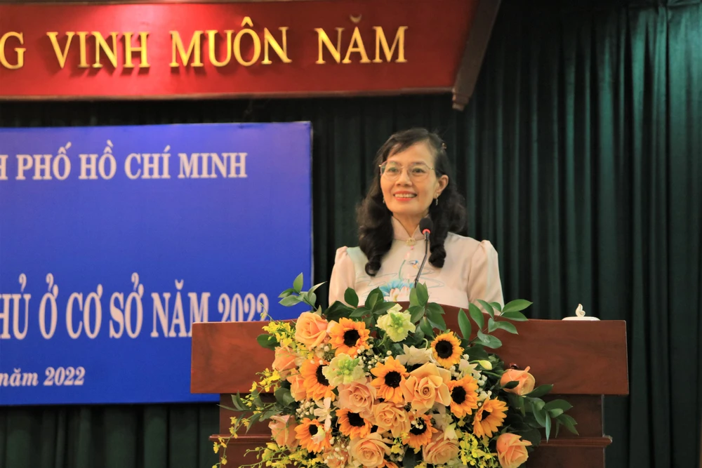 Bà Nguyễn Thị Kim Dung - Phó Bí thư Thường trực Đảng ủy khối phụ trách Đảng bộ Khối phát biểu tuyên dương các đơn vị thực hiện tốt Quy chế dân chủ ở cơ sở năm 2022. Ảnh: V.T