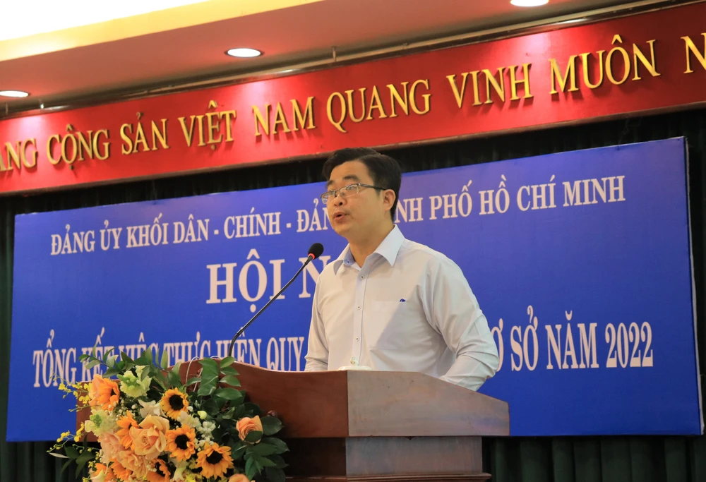 Trưởng Ban Dân vận Đảng ủy Khối, Phó Trưởng Ban chỉ đạo thực hiện Quy chế dân chủ cơ sở cấp Khối Phạm Văn Linh phát biểu tại hội nghị. Ảnh: V.T