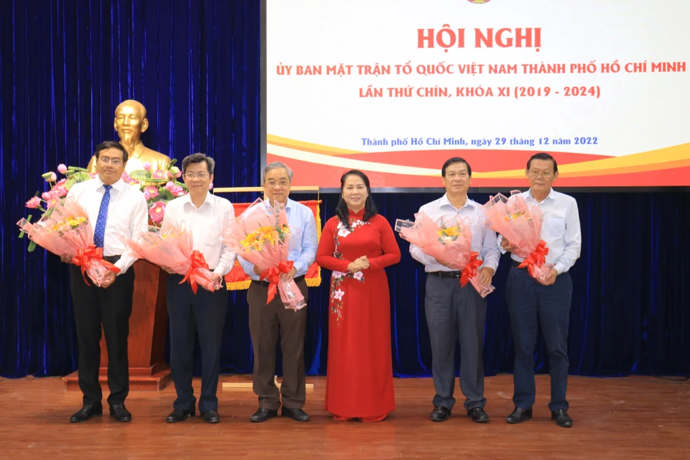 Bà Trần Kim Yến, Chủ tịch Ủy ban MTTQ TP.HCM lên tặng hoa chúc mừng cho vị Ủy viên.