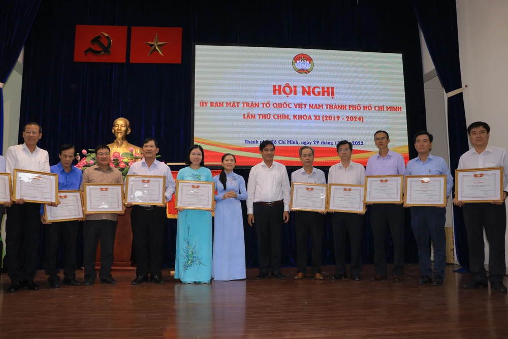 Bà Phan Kiều Thanh Hương, Phó Chủ tịch Ủy ban MTTQ Việt Nam TP.HCM trao khen thưởng cho các cá nhân, tập thể có thành tích xuất sắc trong công tác Mặt trận năm 2022.