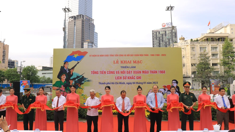 Các lãnh đạo thực hiện nghi thức cắt băng khai mạc triển lãm. Ảnh: VT