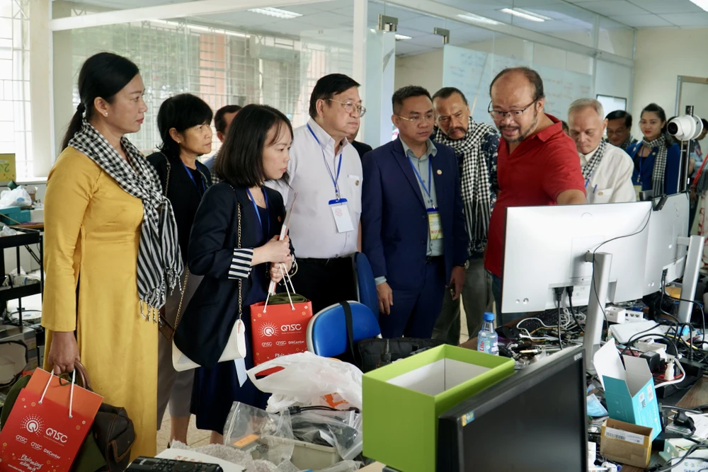 Sau khi tham quan khu trưng bày, đoàn đại biểu đã đến thăm một DN điện tử thuộc Công viên phần mềm Quang Trung. Ảnh: B.P