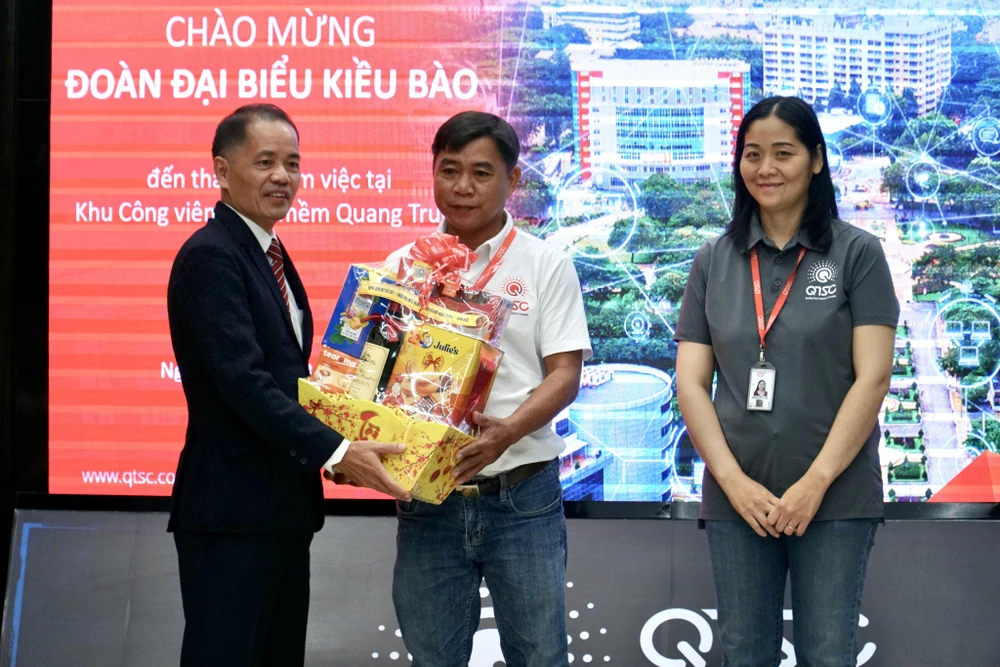 Đoàn đại biểu trao hai phần quà Tết hỗ trợ nhân viên khó khăn của Công viên phần mềm Quang Trung. Ảnh: B.P