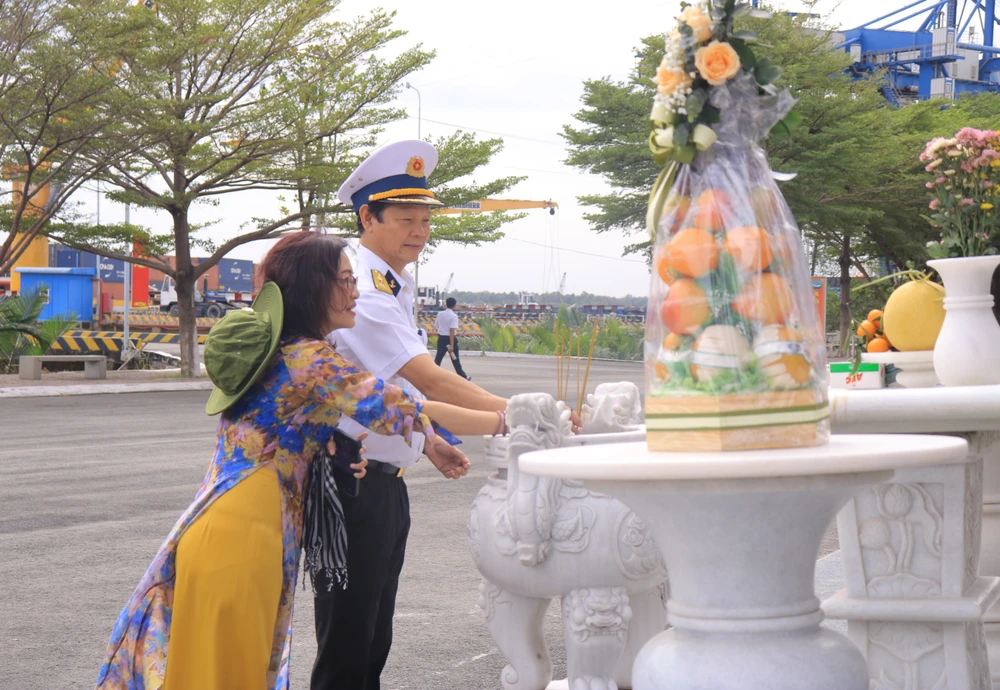 Đoàn đại biểu ghé dâng hương tưởng niệm tại tượng đài Đoàn tàu Không số. Ảnh: VT