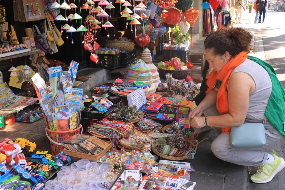 Các gian hàng đồ lưu niệm đầy màu sắc phục vụ nhu cầu mua tặng đầu năm của du khách.