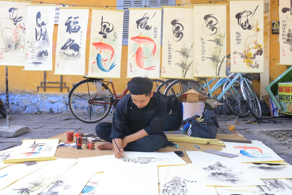 Ở góc phố nhỏ, ông đồ bắt đầu khai bút đầu năm.