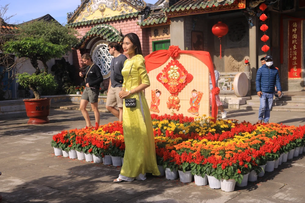 Nhiều bạn trẻ lựa chọn trang phục áo dài đi viếng chùa ngày đầu năm.