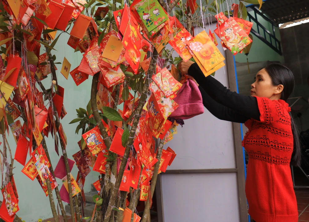 Chị Huỳnh Thị Tiền (Thăng Bình) chia sẻ năm nào chị cũng dành ngày mùng 1 đầu năm để đi lễ chùa cùng hàng xóm: "Năm nay tôi rất vui vì bốc được lá lộc tốt, gia đình bình an, con cái hòa thuận. Hy vọng năm nay sẽ là năm suôn sẻ và may mắn đến với gia đình tôi" - Chị Tiền vui vẻ nói.