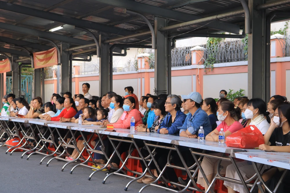 Nhiều người thân có mặt từ rất sớm để chứng kiến buổi lễ trang trọng của con em. Ảnh: VÕ THƠ. Nhiều người thân có mặt từ rất sớm để chứng kiến buổi lễ trang trọng của con em. Ảnh: VÕ THƠ.