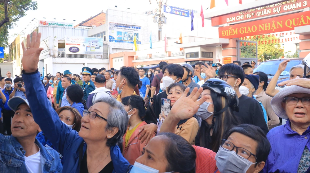 Cảnh chia tay, lưu luyến có cả những giọt nước mắt và nụ cười của người thân các tân binh. Ảnh: VÕ THƠ. Cảnh chia tay, lưu luyến có cả những giọt nước mắt và nụ cười của người thân các tân binh. Ảnh: VÕ THƠ.