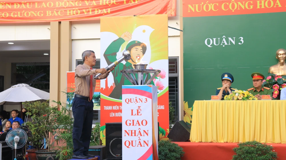 Chủ tịch UBND Quận 3 Võ Văn Đức thắp lửa truyền thống tại lễ giao nhận quân. Ảnh: VÕ THƠ Chủ tịch UBND Quận 3 Võ Văn Đức thắp lửa truyền thống tại lễ giao nhận quân. Ảnh: VÕ THƠ