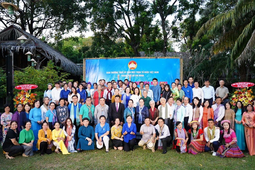 Lãnh đạo TP, các đại biểu chụp ảnh lưu niệm cùng sinh viên Lào, Campuchia. Ảnh: VÕ THƠ