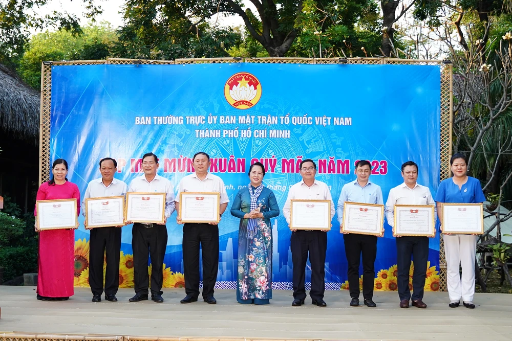 Chủ tịch Ủy ban MTTQ Việt Nam TP.HCM Trần Kim Yến tặng bằng khen cho các tập thể có thành tích xuất sắc trong công tác đối ngoại nhân dân năm 2022. Ảnh: VÕ THƠ