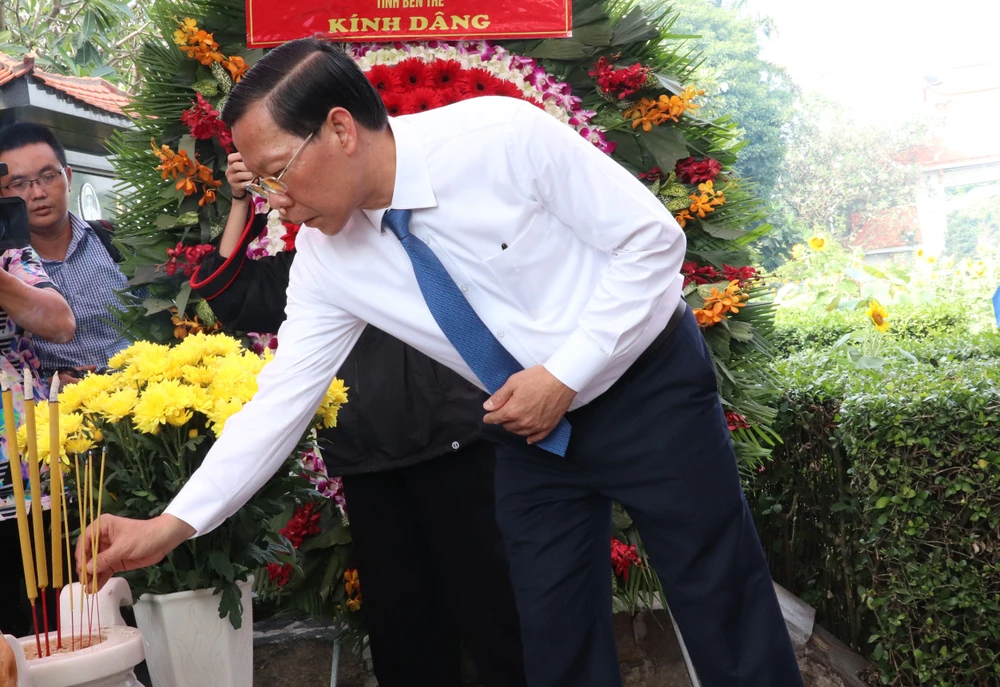 Chủ tịch UBND TP.HCM Phan Văn Mãi thắp hương tưởng nhớ nhà tri thức, kiến trúc sư tài ba. Ảnh: VÕ THƠ