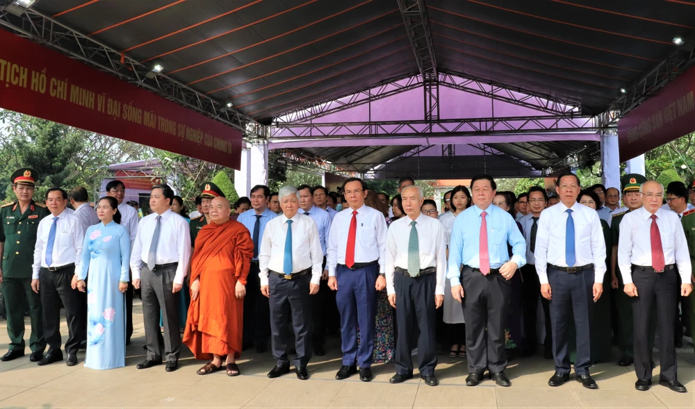 Đoàn lãnh đạo Đảng, Nhà nước, MTTQ Việt Nam và TP.HCM đến dâng hoa, dâng hương tưởng nhớ cụ Huỳnh Tấn Phát. Ảnh: VÕ THƠ