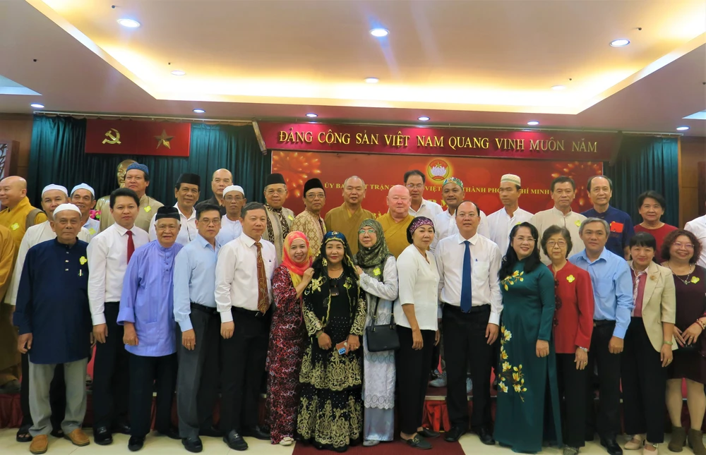 Lãnh đạo TP và các đại biểu chụp ảnh lưu niệm cùng đồng bào dân tộc thiểu số trên địa bàn TP.HCM. Ảnh: VT