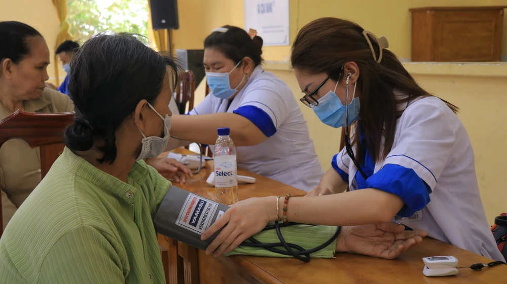 Người dân được khám bệnh, phát thuốc miễn phí tại Ngày hội Biên phòng toàn dân. Ảnh: VT