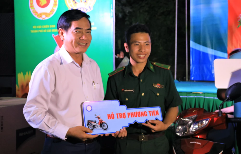 Hỗ trợ phương tiện đi lại nhằm động viên kịp thời cán bộ, chiến sĩ và nhân dân các dân tộc ở biên giới, hải đảo khắc phục khó khăn. Ảnh: VT