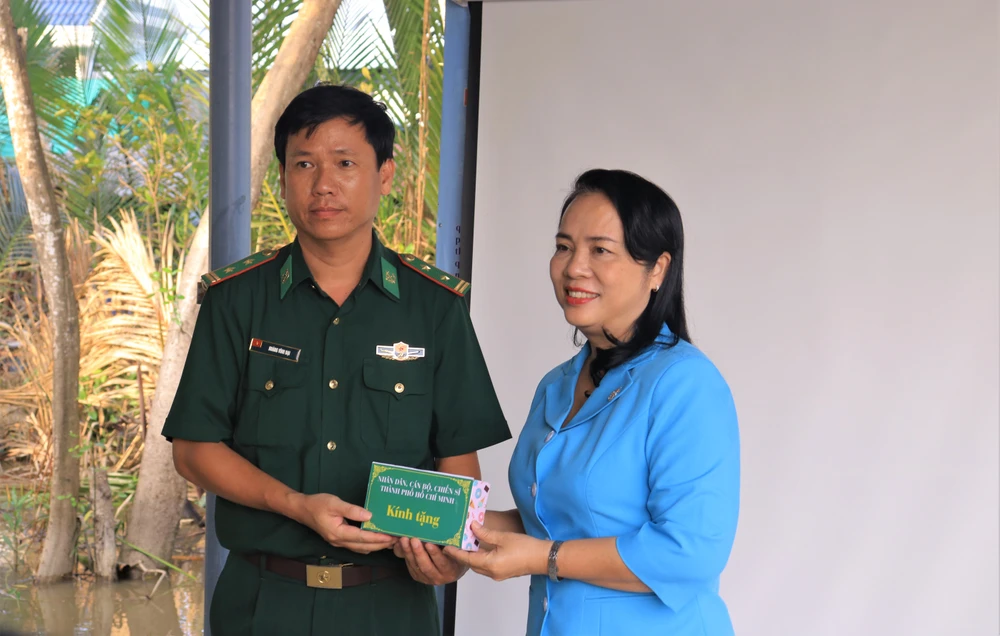 Chủ tịch Ủy ban MTTQ Việt Nam TP.HCM Trần Kim Yến đến thăm và tặng quà tại Trạm Kiểm soát Biên phòng Long Hòa, Lý Nhơn. Ảnh: VT