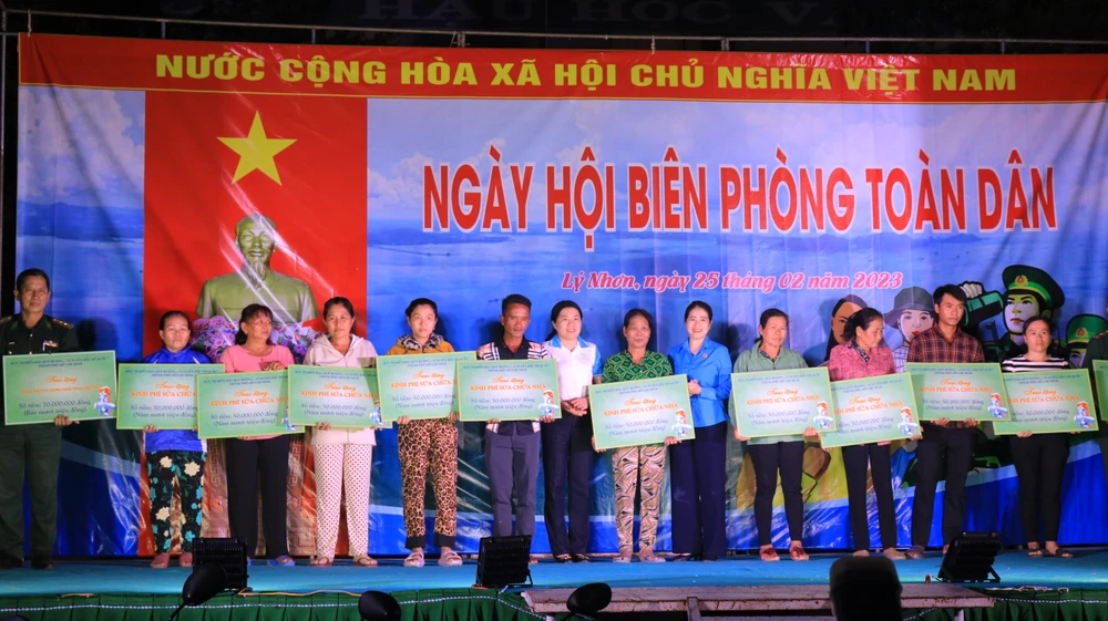 Những tập thể, cá nhân có thành tích xuất sắc trong thực hiện "Ngày hội Biên phòng toàn dân được trao khen thưởng. Ảnh: VT