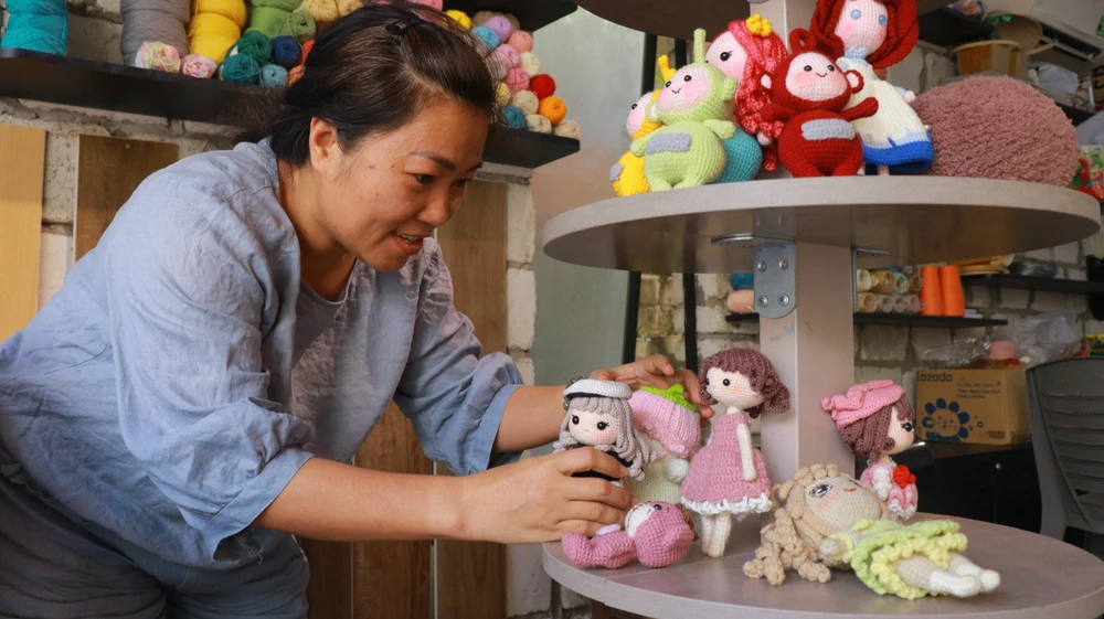 Khả Linh sắp xếp lại những con búp bê dễ thương nhiều màu sắc được móc nối thủ công. Ảnh: VT