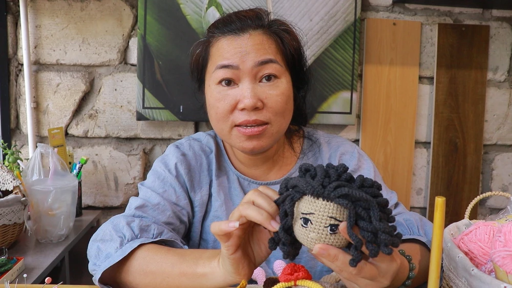 Chị cho biết con cù lần trên tay chị, người thạo làm một cái đầu đã mất ba tiếng, trung bình một ngày làm được một con. Ảnh: VT