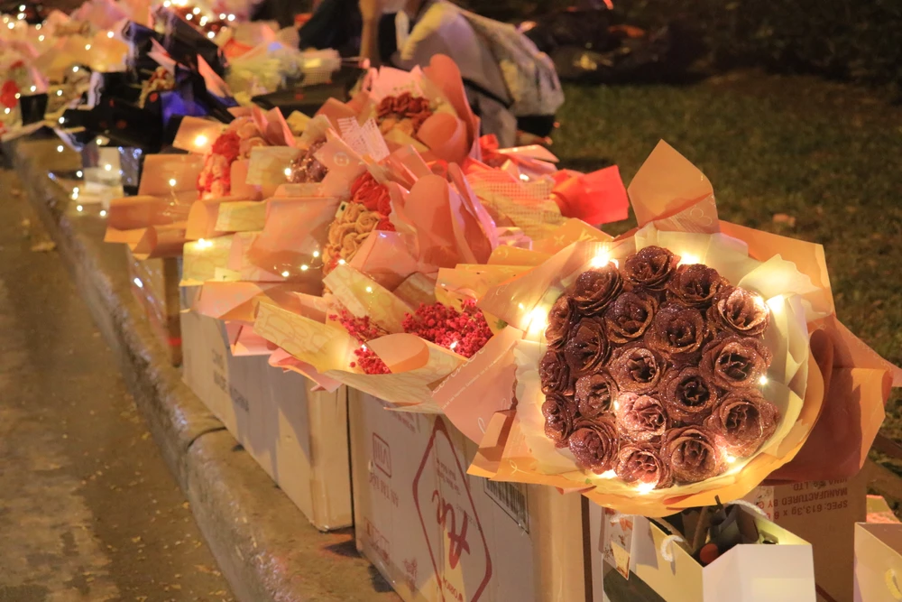 Tại khu vực Nhà văn hóa sinh viên ĐH Quốc gia TP.HCM cũng rộn ràng không khí bán hoa ngày 8-3. Ảnh: VÕ THƠ