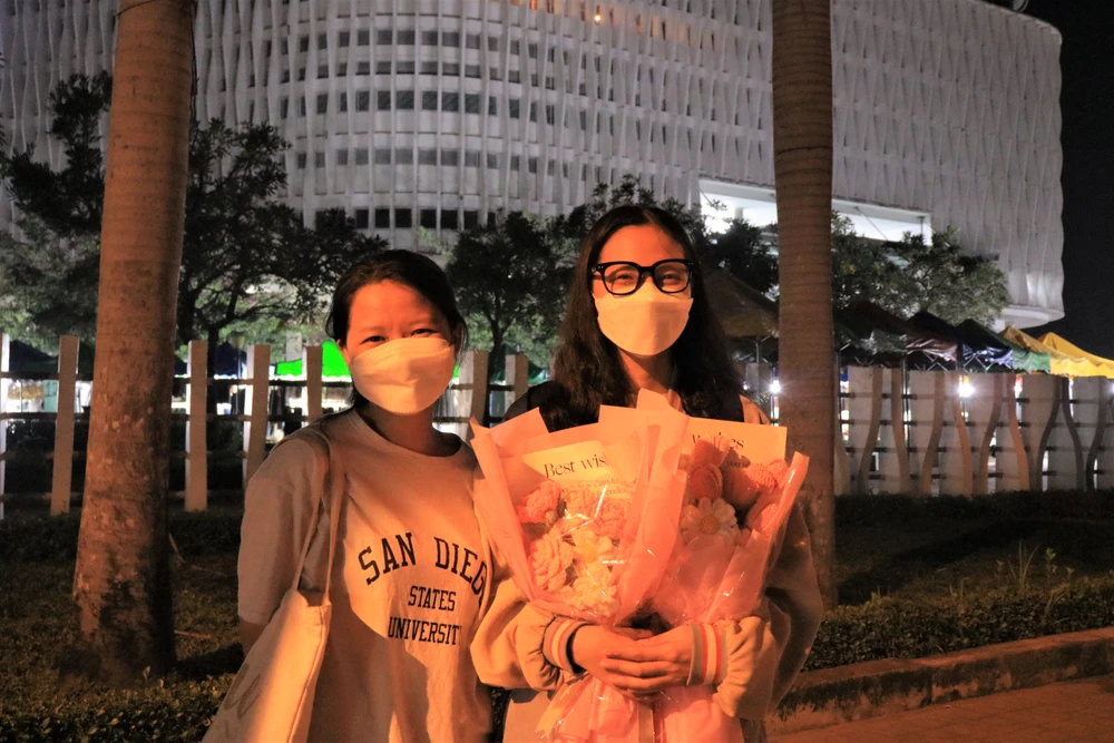 Hoàng Ngân cùng bạn bán những bó hoa được đan thủ công bằng sợi. Ảnh: VÕ THƠ