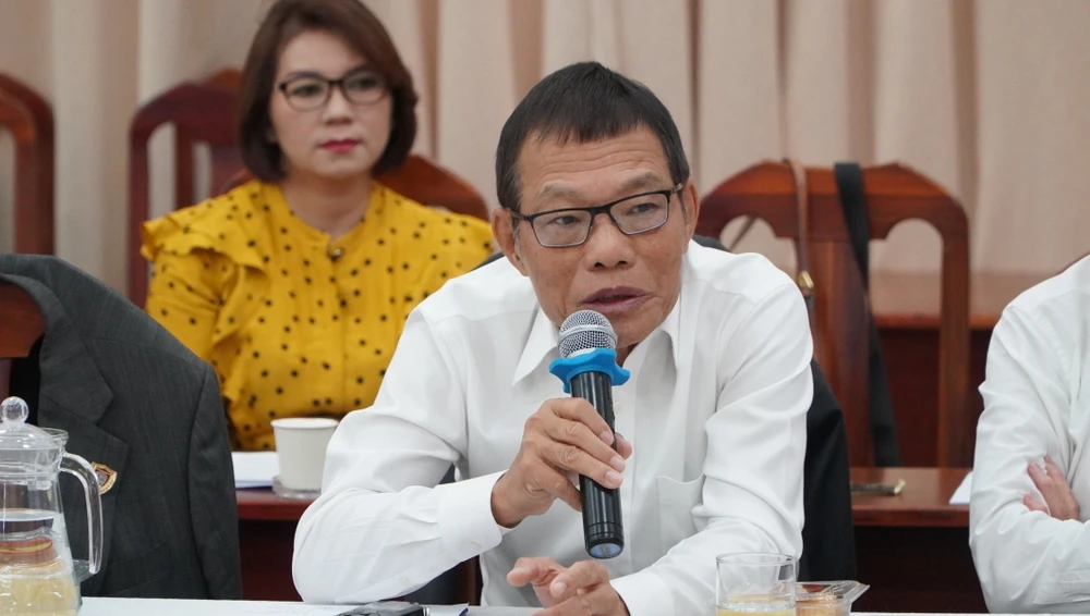 Ông Võ Quang Huệ (Việt kiều Đức) nêu góp ý tại hội nghị. Ảnh: VT