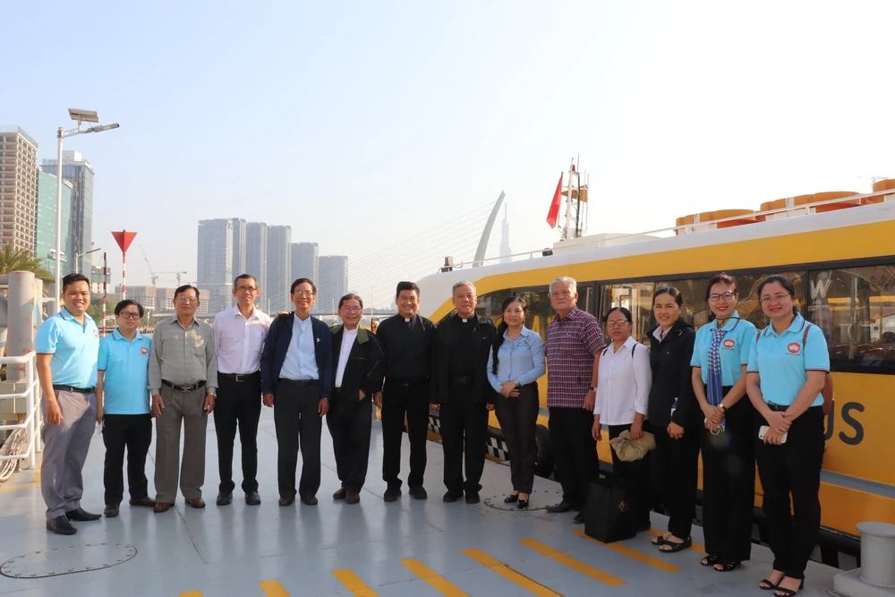 Các chức sắc, chức việc tôn giáo cùng các đại diện các Sở ngành chụp ảnh lưu niệm tại Bến Bạch Đằng. Ảnh: PV