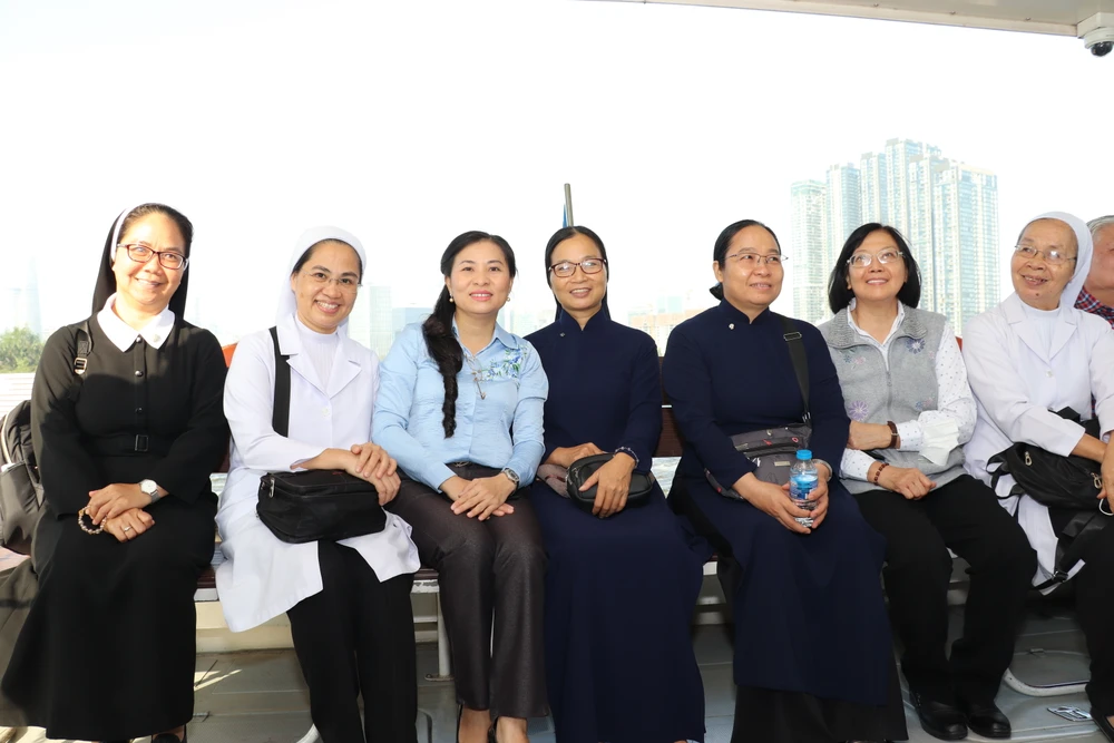 Phó Chủ tịch Ủy ban MTTQ Việt Nam TP Phan Kiều Thanh Hương cùng các vị chức sắc, chức việc tôn giáo tham quan trên Bus sông Sài Gòn. Ảnh: PV
