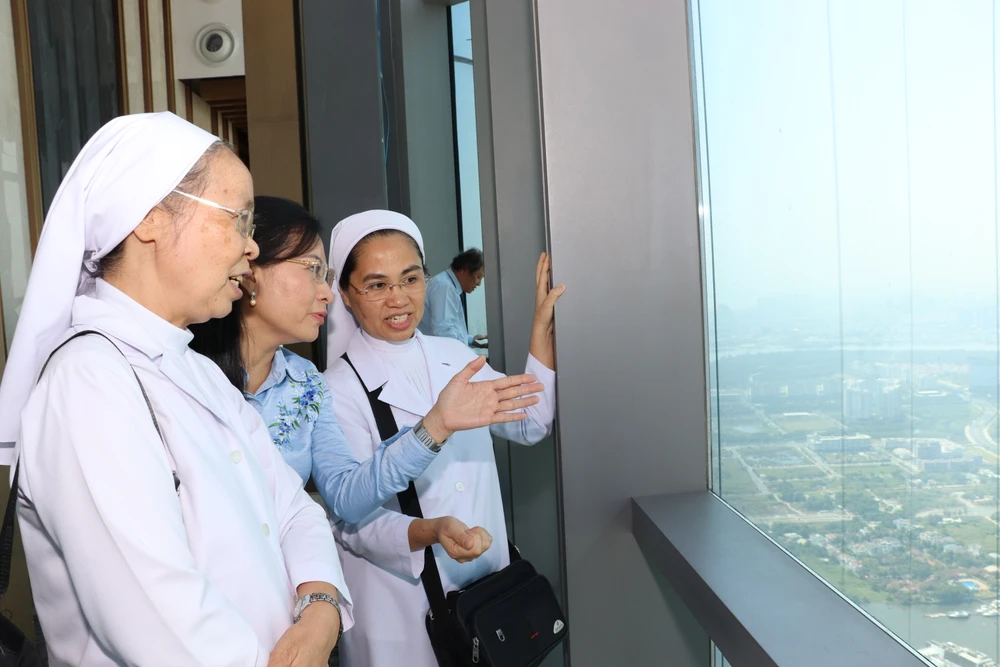 Chuyến tham quan góp phần thúc đẩy mối quan hệ gắn bó giữa lãnh đạo TP với chức sắc, chức việc các tôn giáo. Ảnh: PV